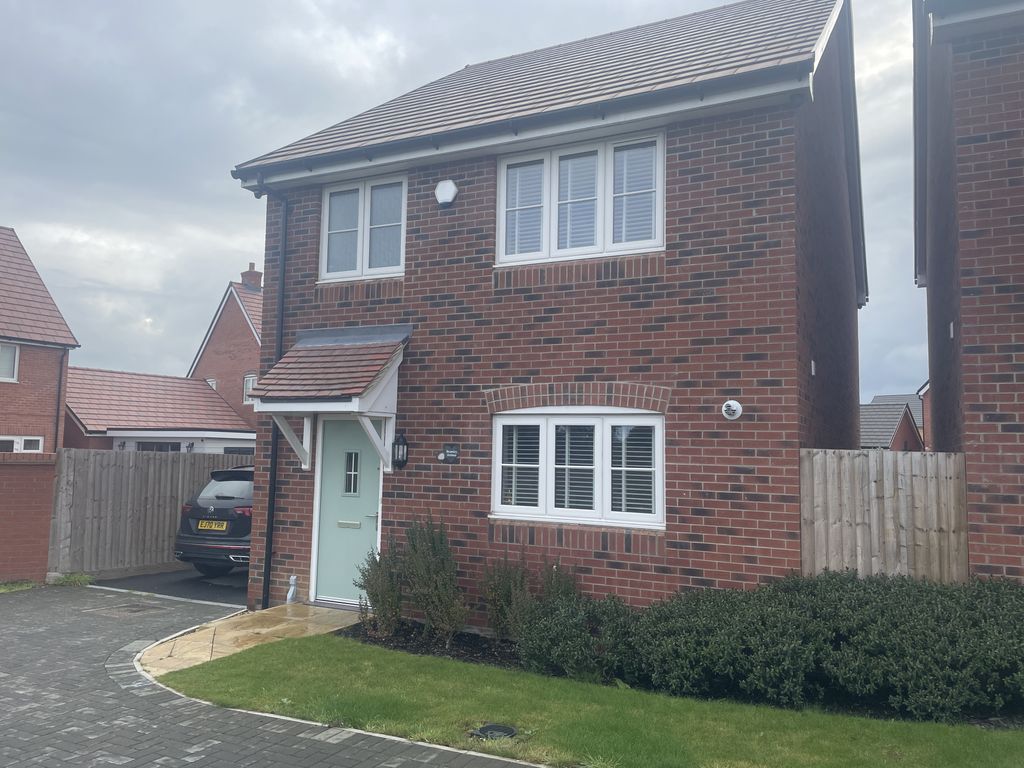 3 bed detached house to rent in Bramley Avenue, Burnham-On-Crouch CM0, £1,450 pcm
