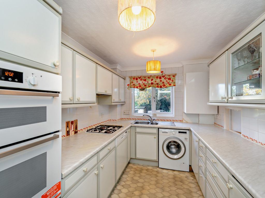 2 bed flat for sale in Woodhouse Eaves, Northwood HA6, £450,000