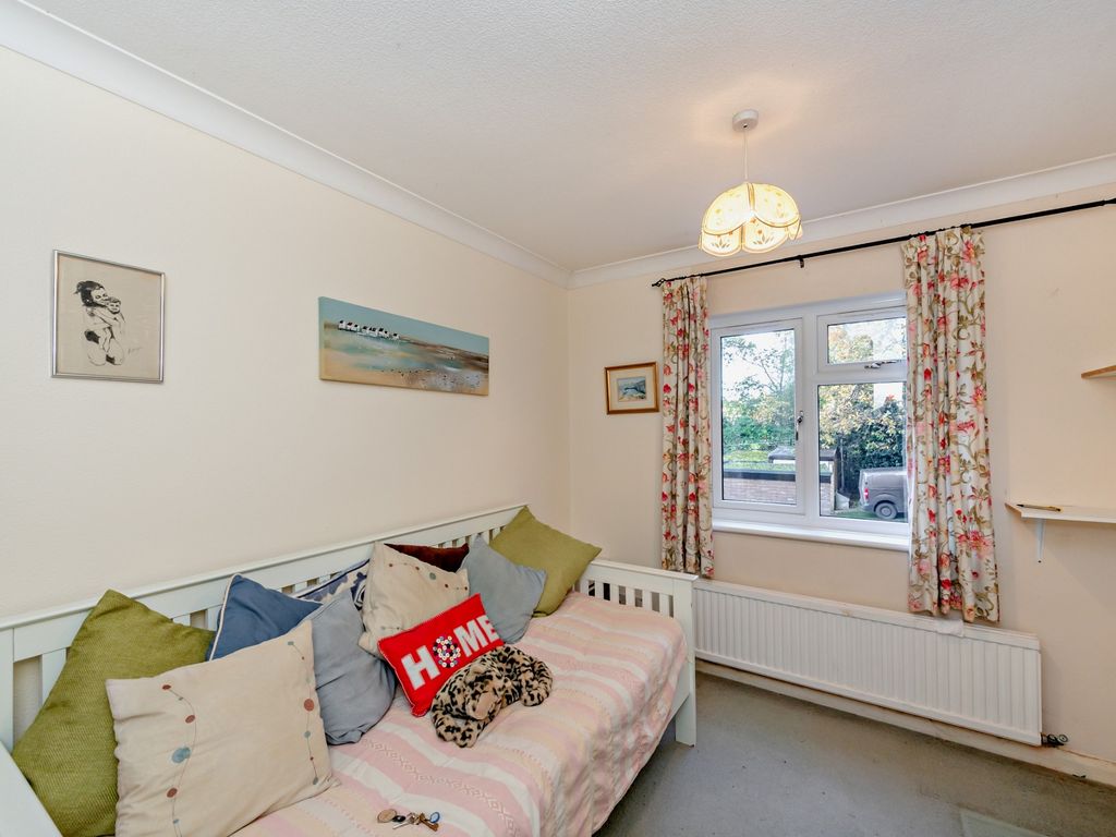2 bed flat for sale in Woodhouse Eaves, Northwood HA6, £450,000