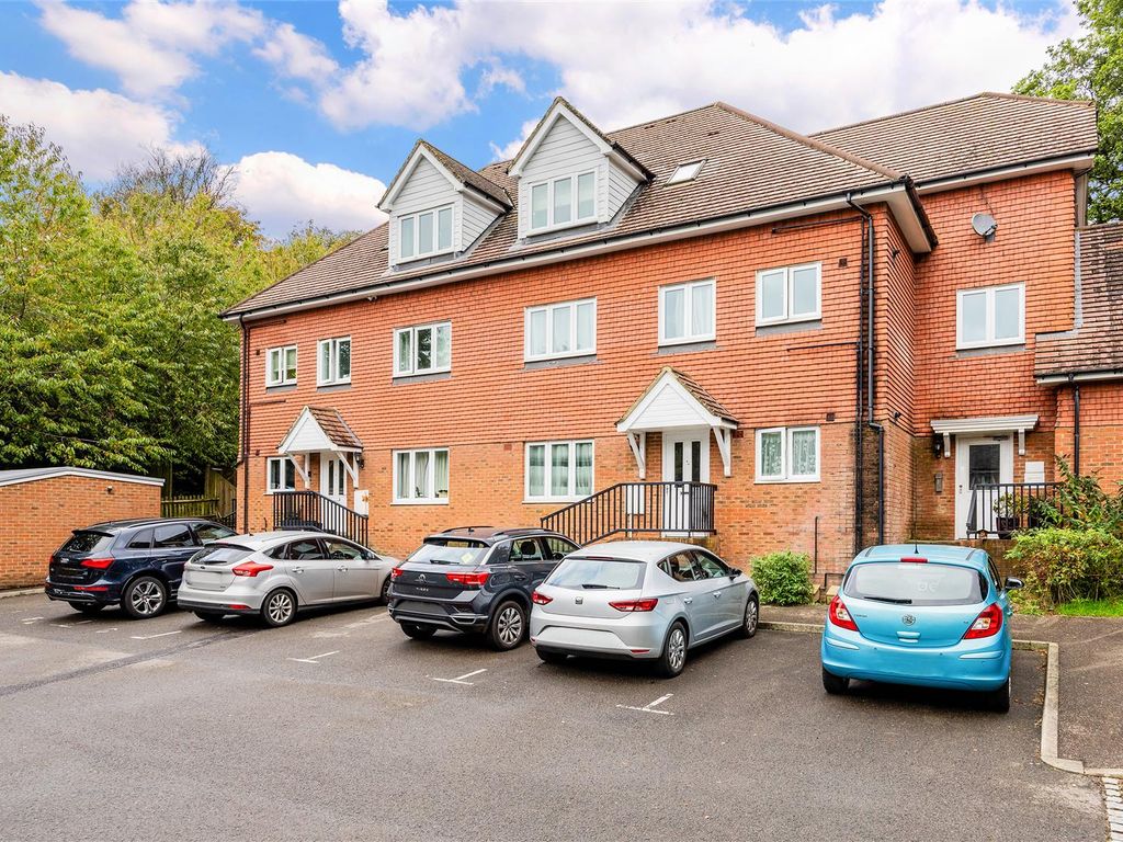1 bed flat for sale in Garton Bank, Banstead SM7, £250,000