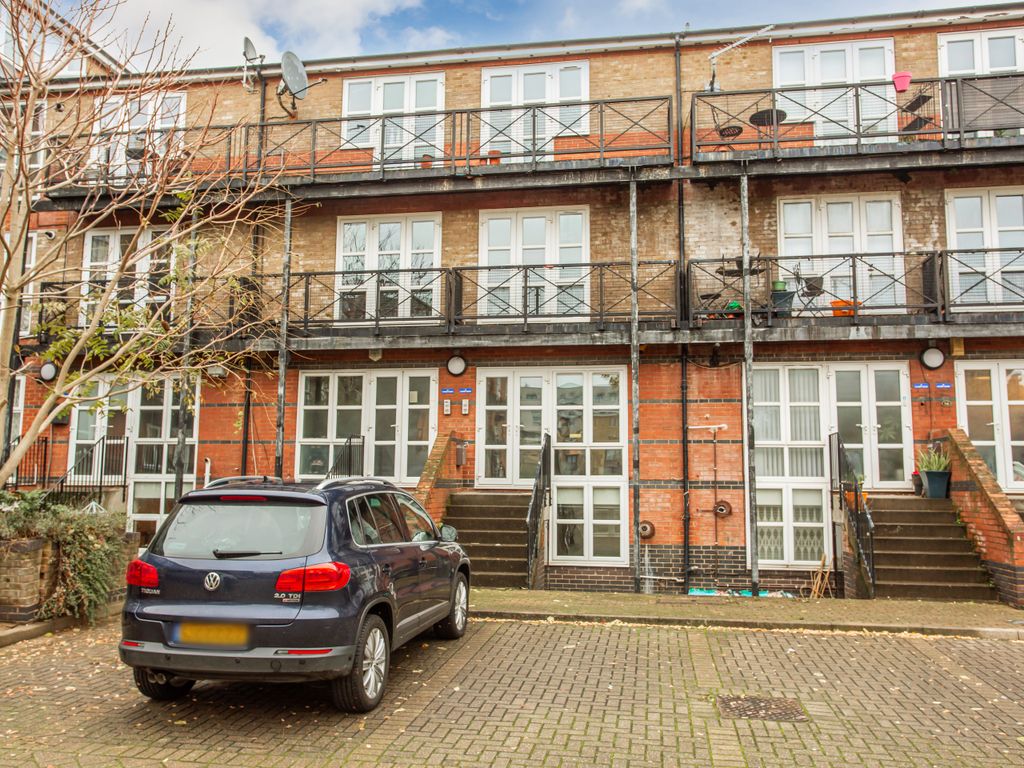 4 bed town house for sale in Alphabet Square, London E3, £650,000