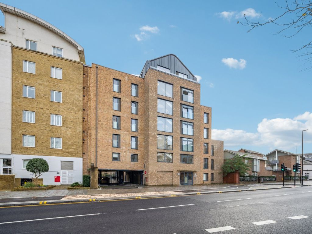 3 bed flat to rent in Kew Bridge Road, Brentford TW8, £2,800 pcm
