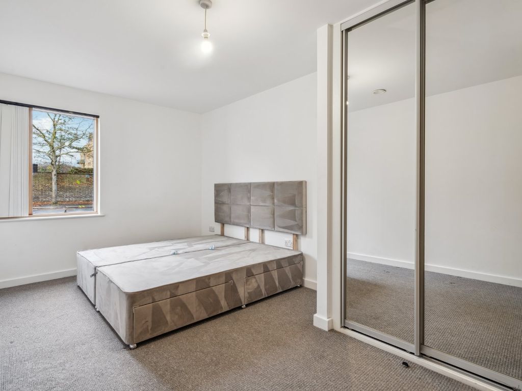 3 bed flat to rent in Kew Bridge Road, Brentford TW8, £2,800 pcm