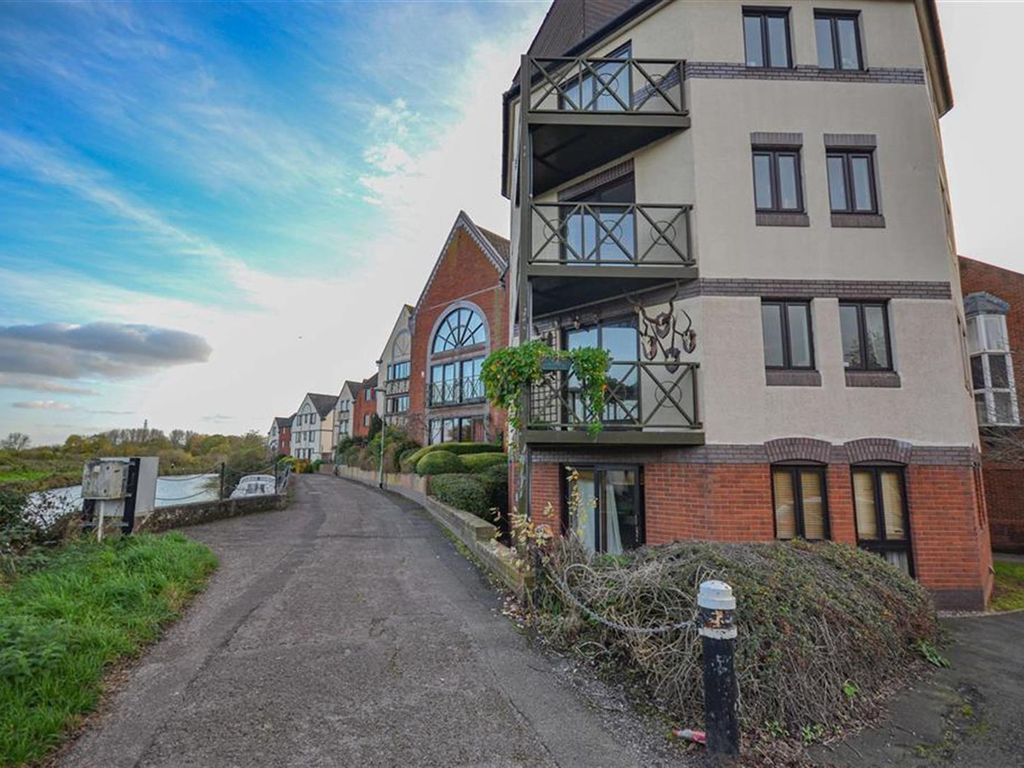 2 bed flat for sale in Gabriels Wharf, Haven Banks, Exeter EX2, £250,000