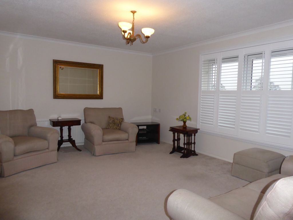 2 bed flat for sale in New Road, Bromsgrove B60, £135,000