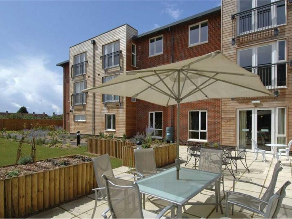 1 bed flat for sale in Opecks Close, Wexham, Slough SL2, £160,000