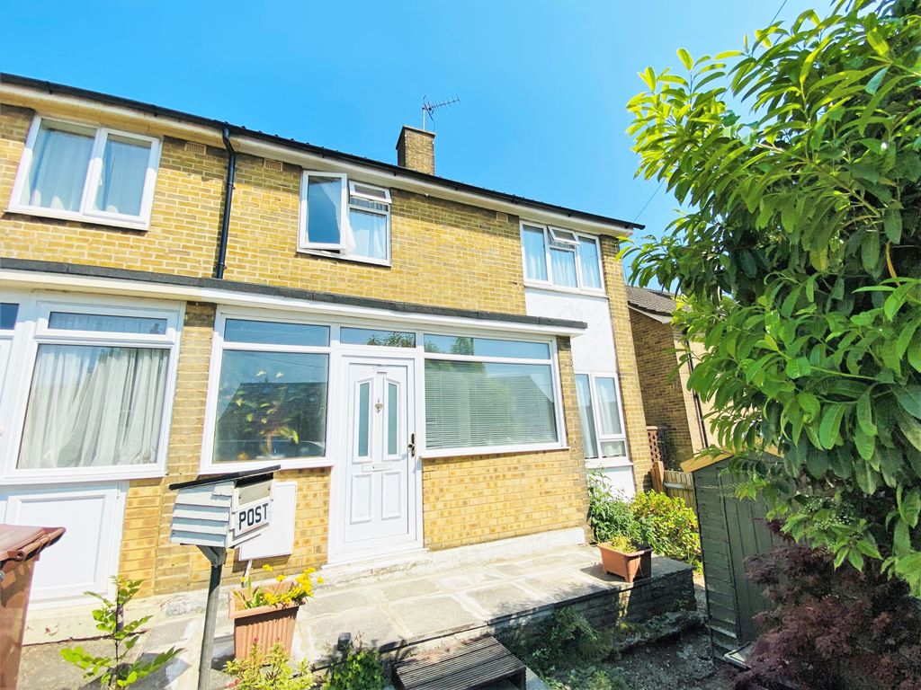 3 bed end terrace house for sale in Chace Avenue, Potters Bar EN6, £420,000