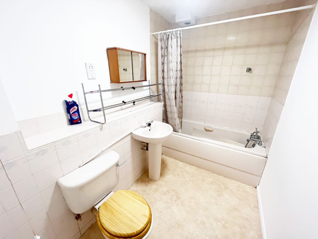 1 bed flat to rent in Slough, Berkshire SL3, £1,100 pcm
