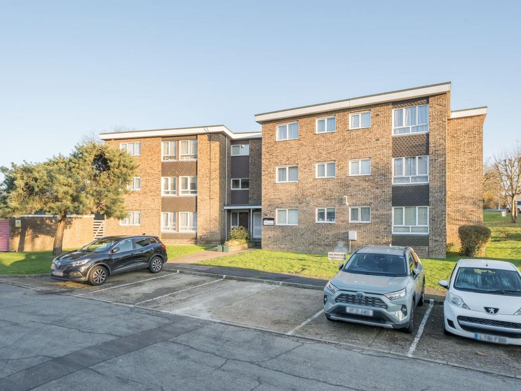 1 bed flat for sale in By The Wood, Watford WD19, £240,000