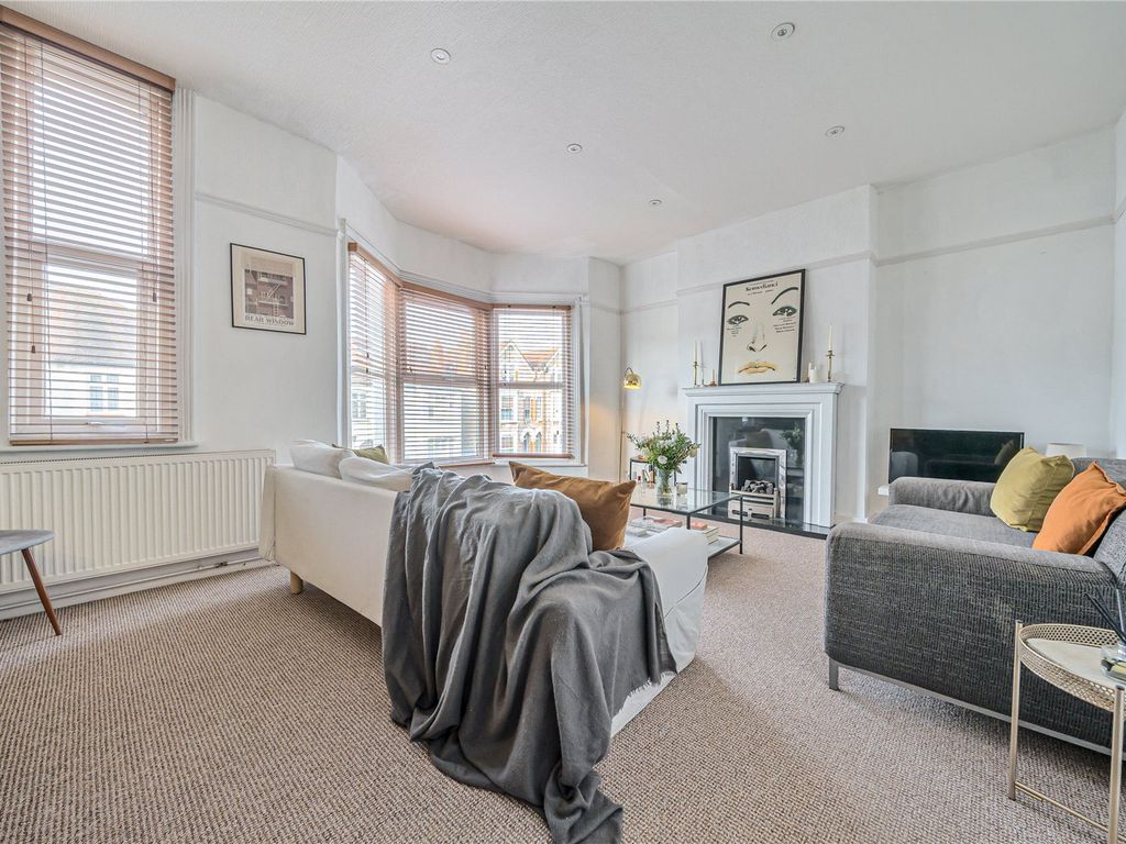 3 bed flat for sale in Beaconsfield Road, London N11, £465,000