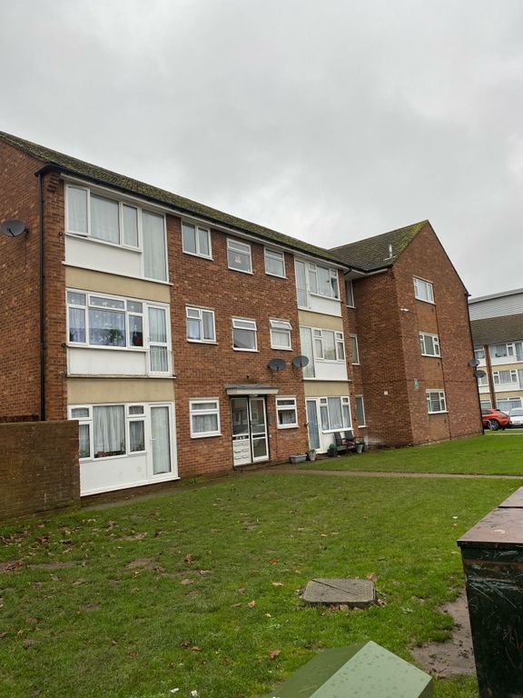 2 bed flat to rent in Thirkleby Close, Slough SL1, £1,400 pcm