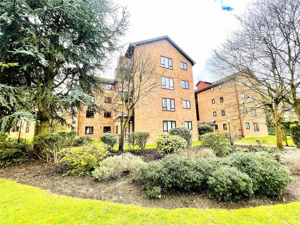 2 bed flat to rent in Campion Close, East Croydon, Parkhill CR0, £1,800 pcm