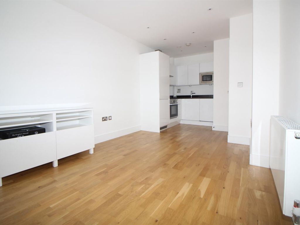 1 bed flat to rent in Swanfield Road, Waltham Cross EN8, £1,250 pcm