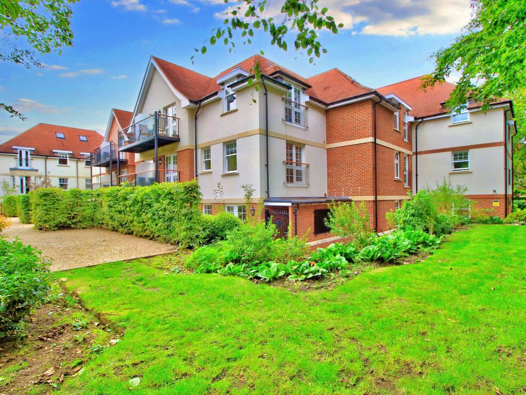 2 bed flat for sale in Wiltshire Road, Wokingham RG40, £520,000