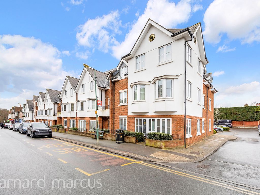 2 bed flat for sale in California Close, Belmont, Sutton SM2, £315,000