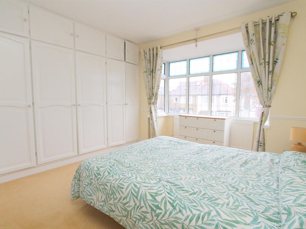 4 bed detached house for sale in Glyn Road, Worcester Park KT4, £700,000