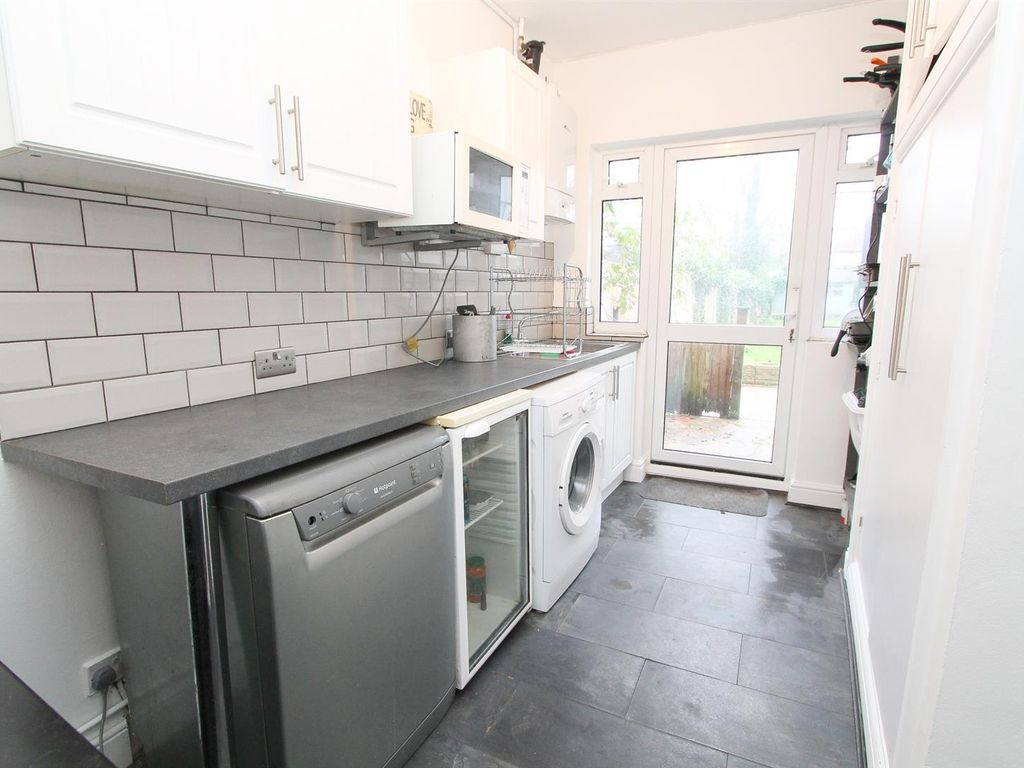 4 bed detached house for sale in Glyn Road, Worcester Park KT4, £700,000