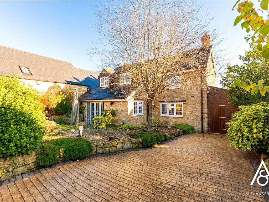 4 bed detached house for sale in Hill Street, Brackley NN13, £590,000