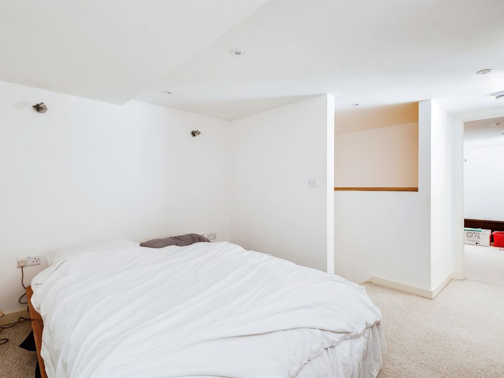 2 bed flat for sale in Beckhampton Street, Swindon SN1, £140,000