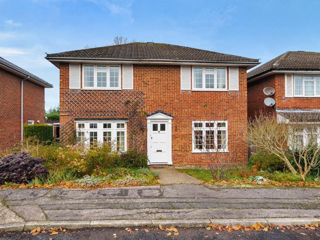 4 bed detached house for sale in Woburn Close, Bushey WD23, £850,000