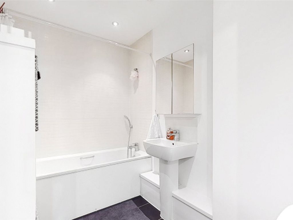 2 bed flat for sale in Denver Court, London NW9, £420,000