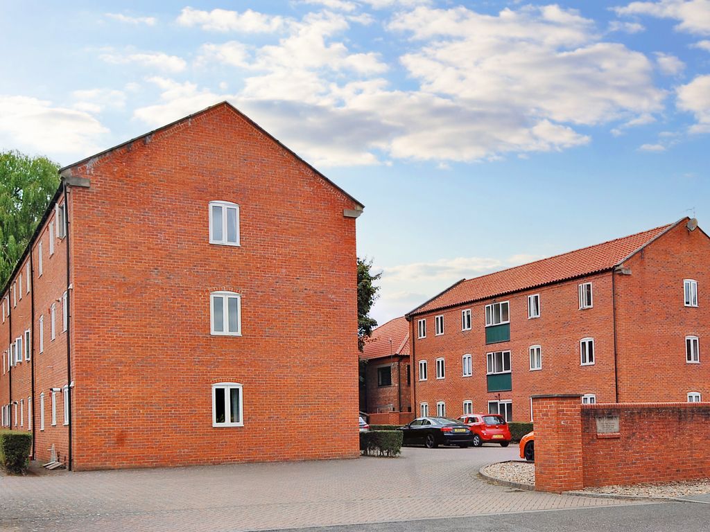 2 bed flat for sale in Forlander Place, Louth LN11, £100,000
