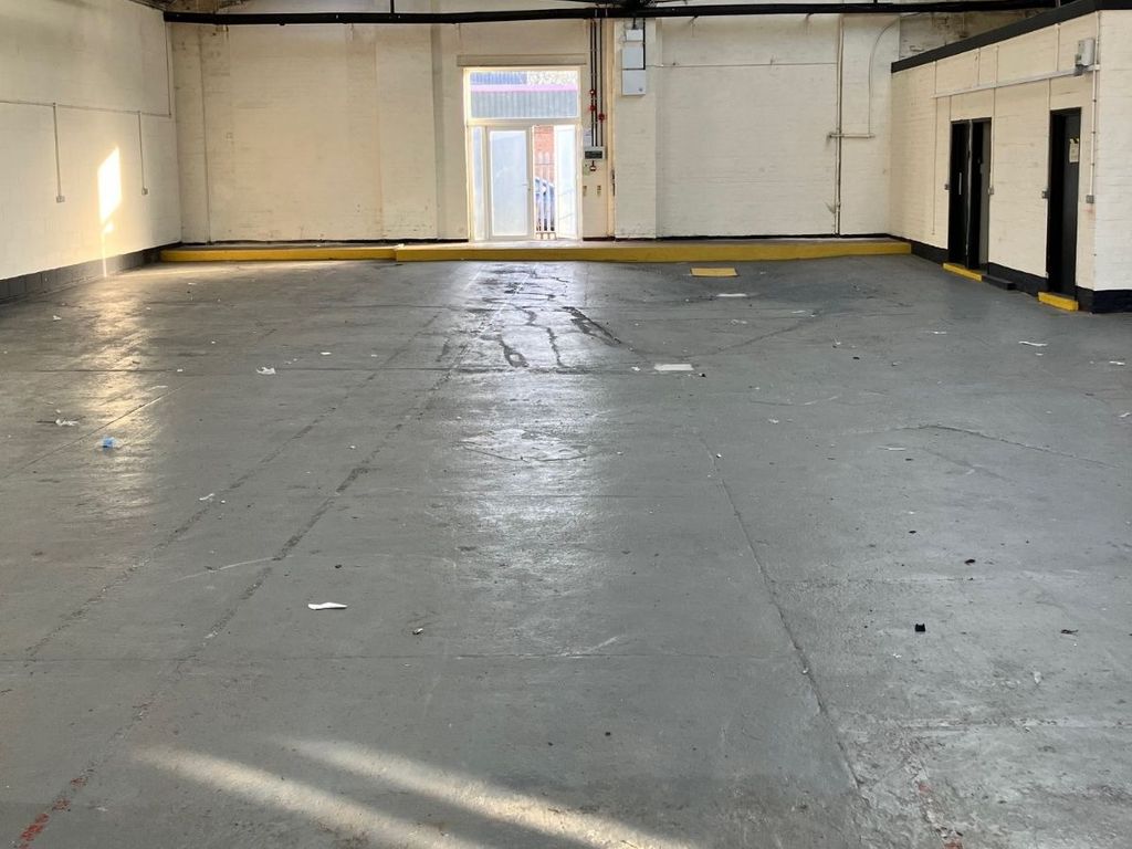 Warehouse to let in Long Lane, Liverpool L9, £43,260 pa