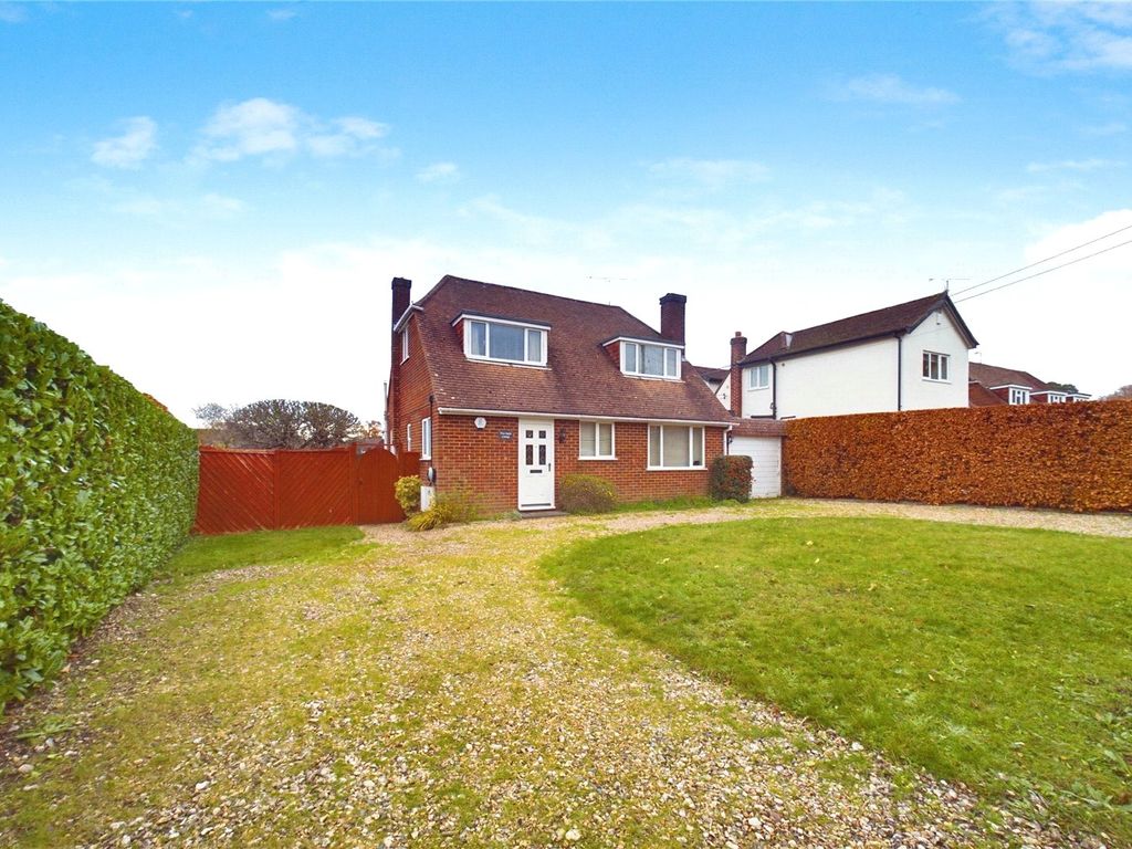 3 bed detached house to rent in School Lane, Burghfield Common, Reading RG7, £1,750 pcm