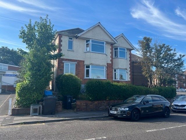 2 bed flat to rent in Douglas Road, Parkstone, Poole BH12, £1,200 pcm
