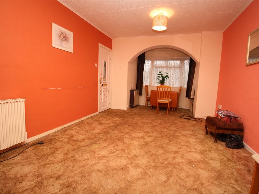 2 bed flat for sale in Vicarage Road, Bletchley, Milton Keynes MK2, £130,000