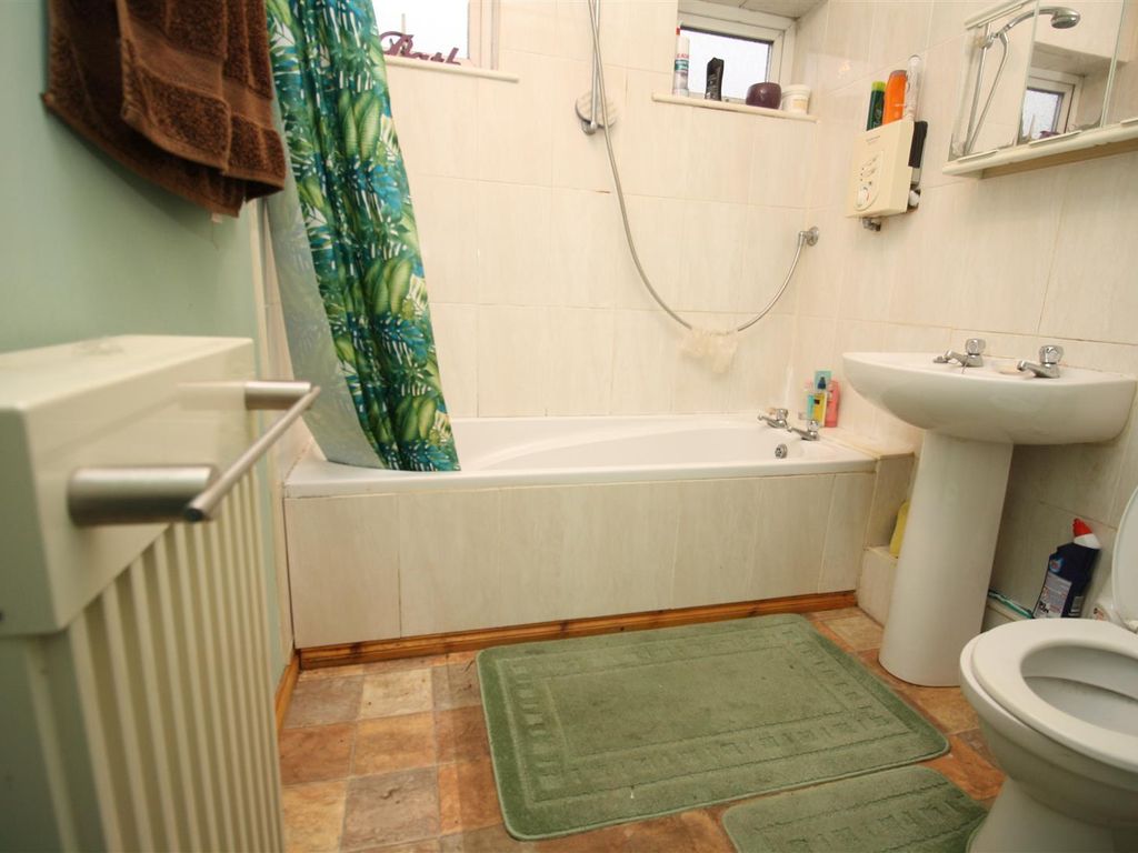 2 bed flat for sale in Vicarage Road, Bletchley, Milton Keynes MK2, £130,000