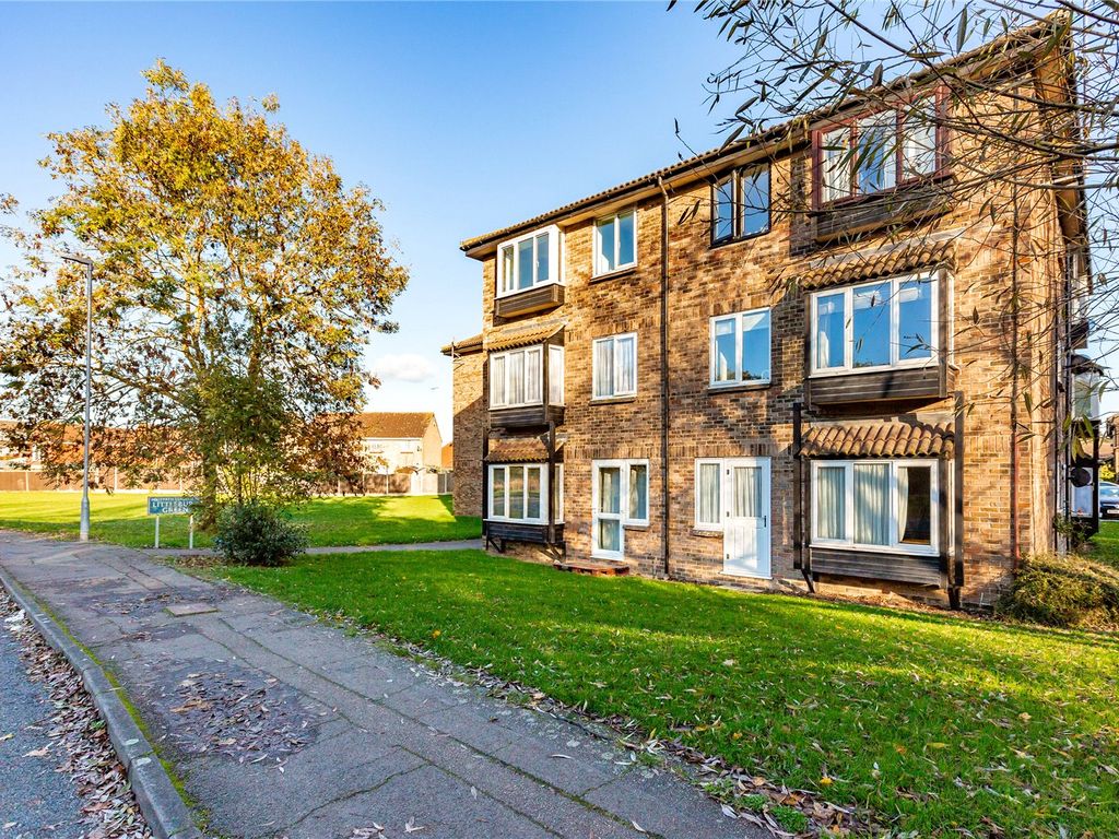 1 bed flat for sale in Littlebury Green, Basildon, Essex SS13, £80,000