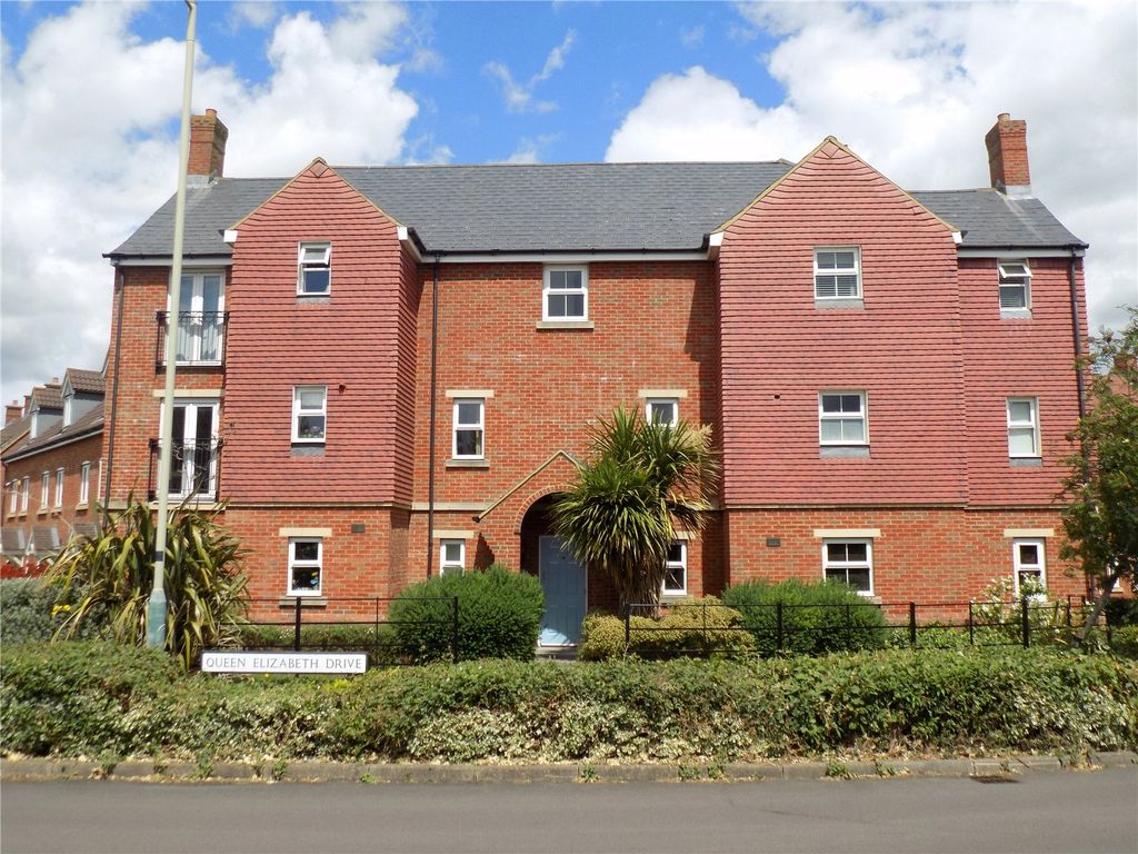 1 bed flat for sale in Queen Elizabeth Drive, Swindon, Wiltshire SN25, £129,950