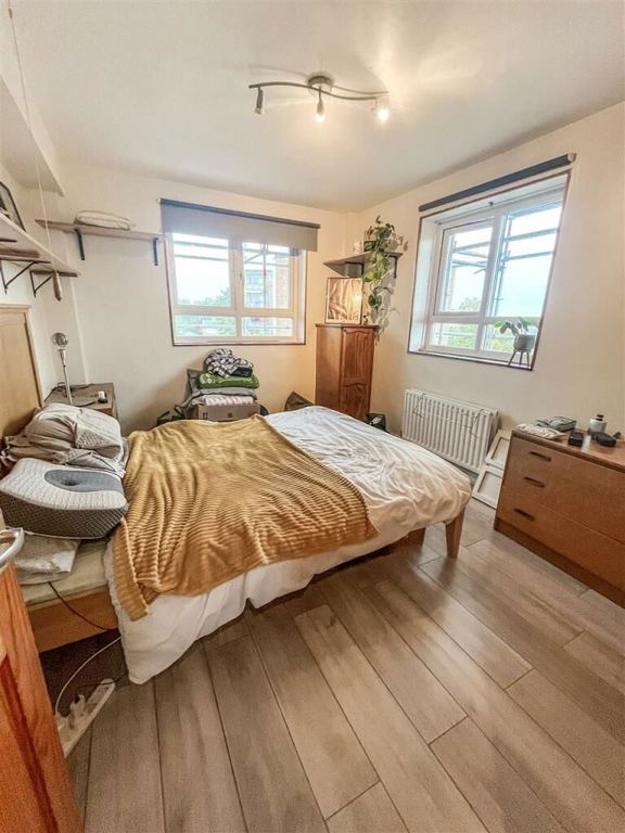 2 bed flat for sale in Southmead Road, London SW19, £340,000