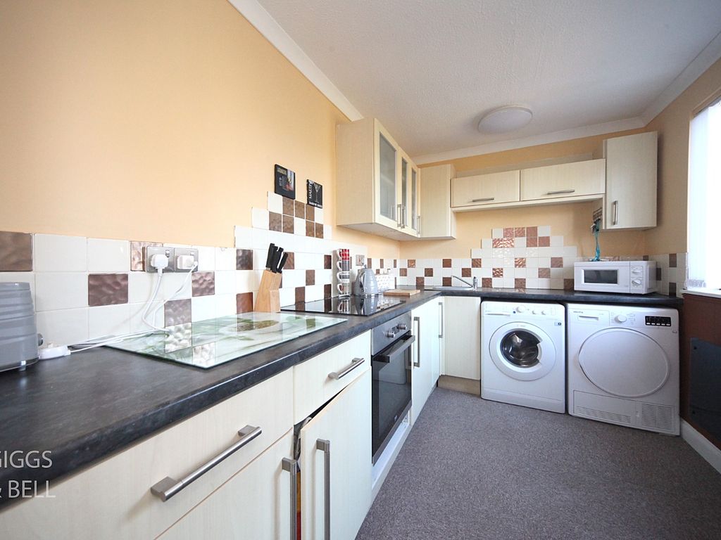 1 bed flat for sale in Links Way, Luton, Bedfordshire LU2, £170,000