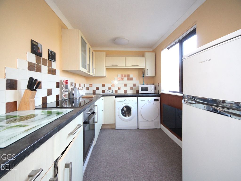 1 bed flat for sale in Links Way, Luton, Bedfordshire LU2, £170,000