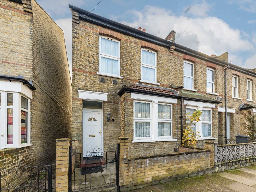 2 bed property for sale in Stanley Road, Hounslow TW3, £449,950