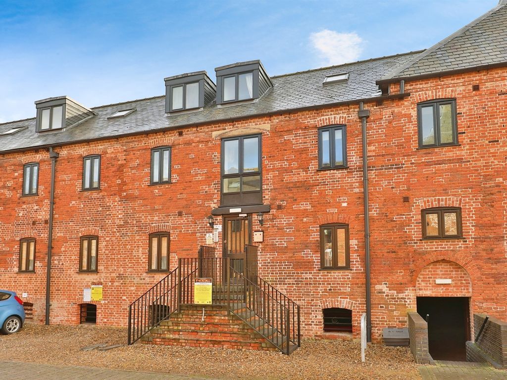 2 bed flat for sale in Dereham NR19, £110,000