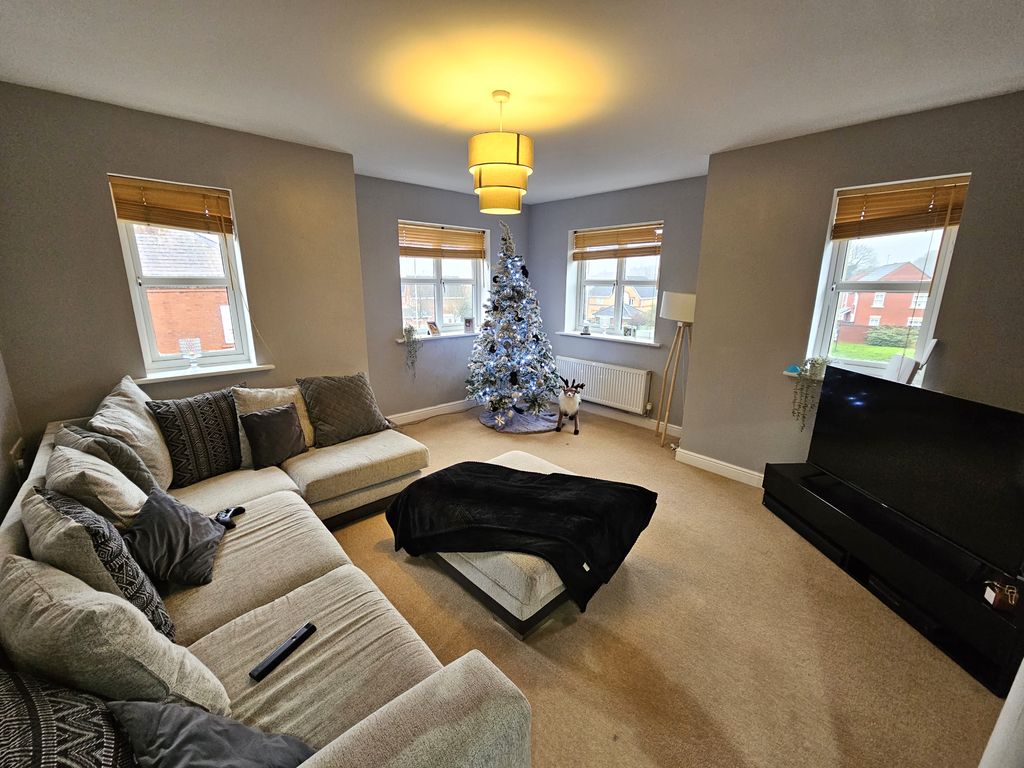 2 bed flat for sale in Old Toll Gate, Telford TF2, £120,000