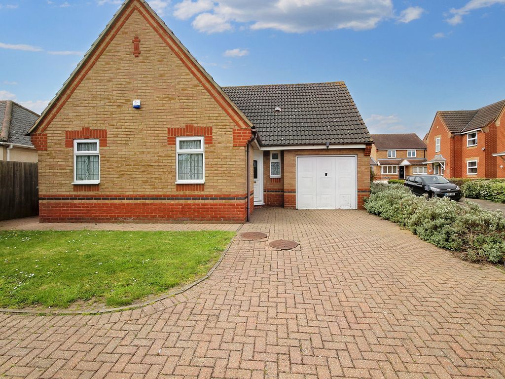 3 bed detached bungalow for sale in Wraysbury Drive, Basildon SS15, £450,000