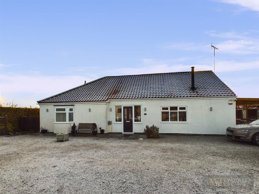 4 bed detached bungalow for sale in Wansford Road, Driffield YO25, £400,000