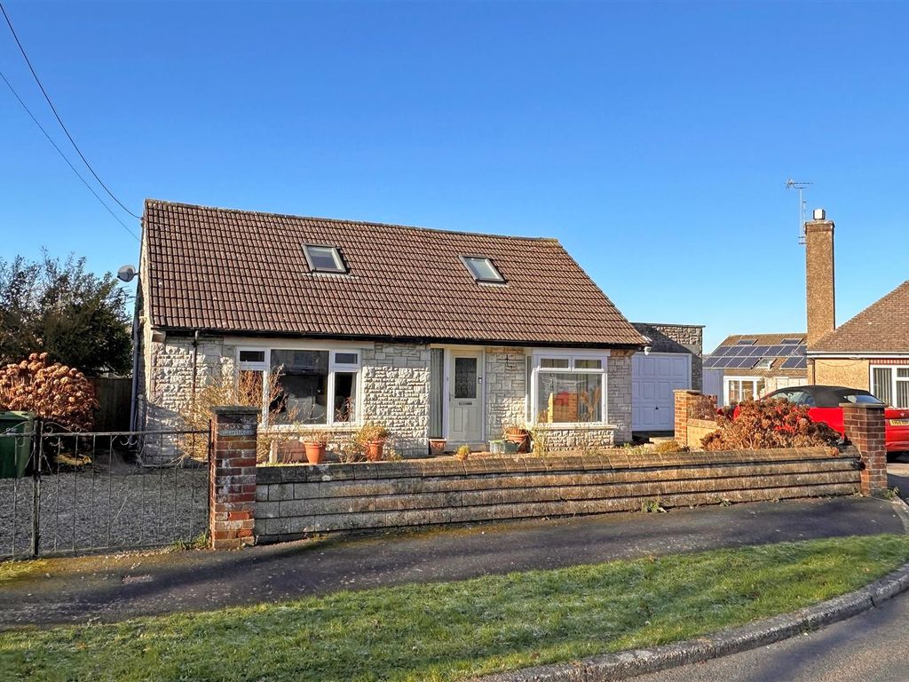 3 bed bungalow for sale in Lyddons Mead, Chard TA20, £420,000