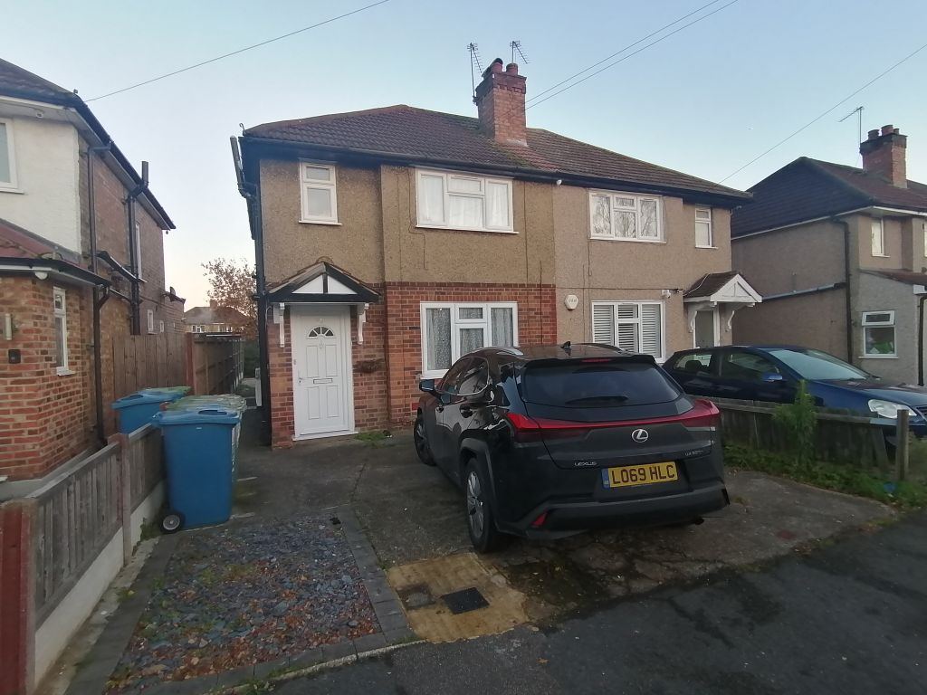 2 bed flat for sale in Hampden Road, Harrow HA3, £340,000