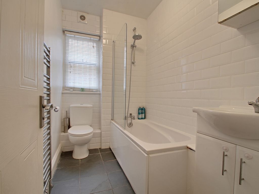 2 bed flat for sale in Dalston Lane, London E8, £525,000