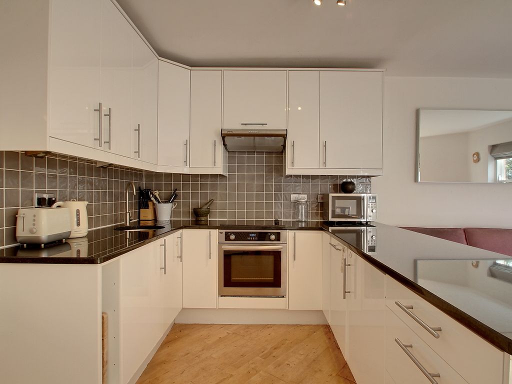 2 bed flat for sale in Dalston Lane, London E8, £525,000