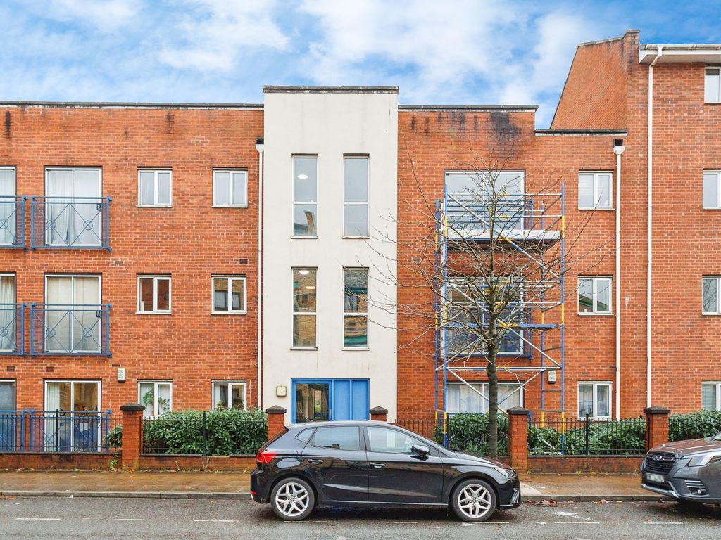 3 bed flat for sale in Stretford Road, Manchester M15, £197,000