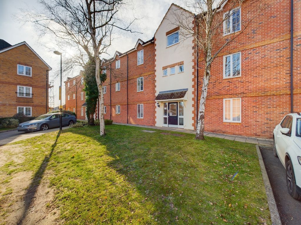 2 bed flat for sale in Franklins, Maple Cross, Rickmansworth WD3, £295,000