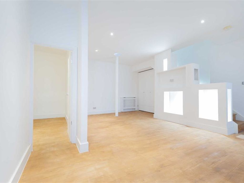 3 bed flat to rent in Queen's Gate, London SW7, £5,997 pcm