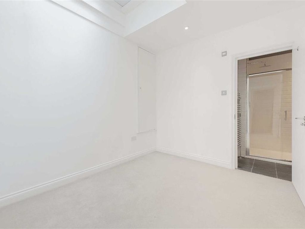 3 bed flat to rent in Queen's Gate, London SW7, £5,997 pcm