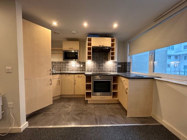 1 bed flat to rent in Beckhampton Street, Swindon SN1, £825 pcm